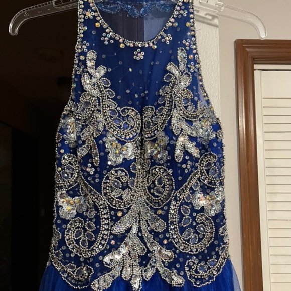 Dave & Johnny Gorgeous Blue Sequined Gown Size 1/2 - Picture 2 of 9